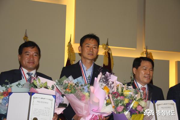 좌측부터 두 번째- [자랑스런 공무원상] 김덕제 서산시 동문1동장이 수상했다.
