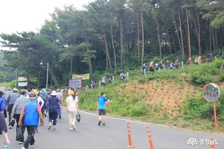 둘레길로 진입하는 굴단지 입구