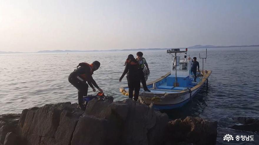 사진은 지난달 27일 태안해경이 민간구조선과 함께 갯바위 고립자 2명을 구조하고 있다. 