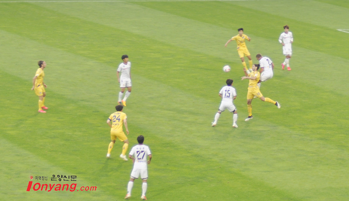 충남아산FC와 경남FC의 하나원큐 K리그2 2020 9라운드 경기모습 