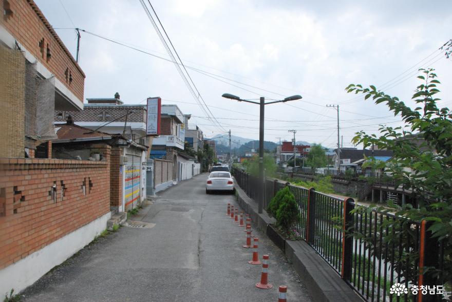 공주 도심을 흐르는 '제민천' 뚝방에서 공주원도심 기획사진전인 '빈집갤러리'가 열리고 있다.