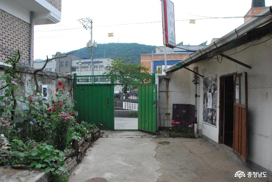 빈집갤러리의 0번 전시장인 된 화단이 예쁜 뜰 전경