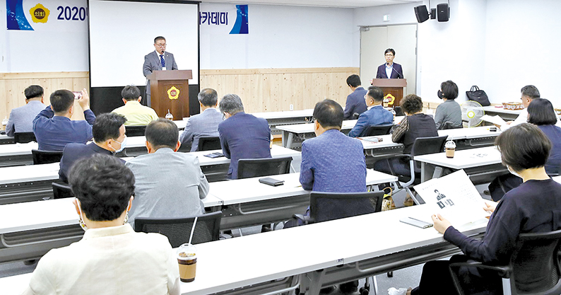김명선 의장이 지난 8일 도의회 112호실에서 열린 '2020년도 2차 충남도의회 의정아카데미'에서 도정 역량 강화 필요성에 대해 역설하고 있다.
