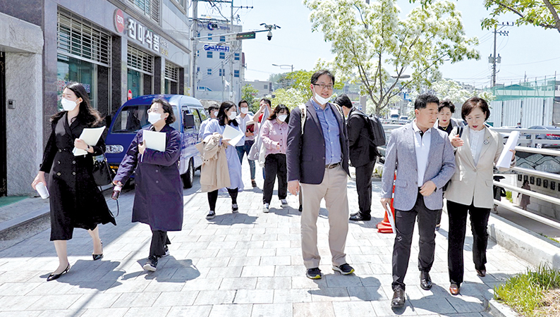 문화가 살아있는 충남형 도시재생 연구모임은 아산 원도심 일대를 돌아보며 지역현안을 확인했다.