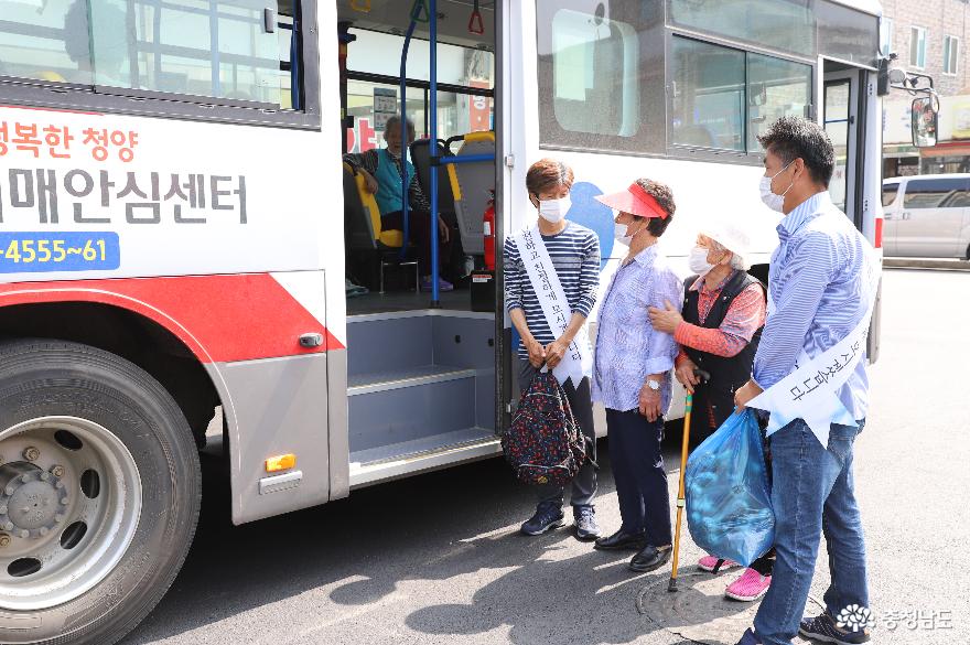 청양교통 직원들이 주민들의 버스 승차를 돕고 있다.
