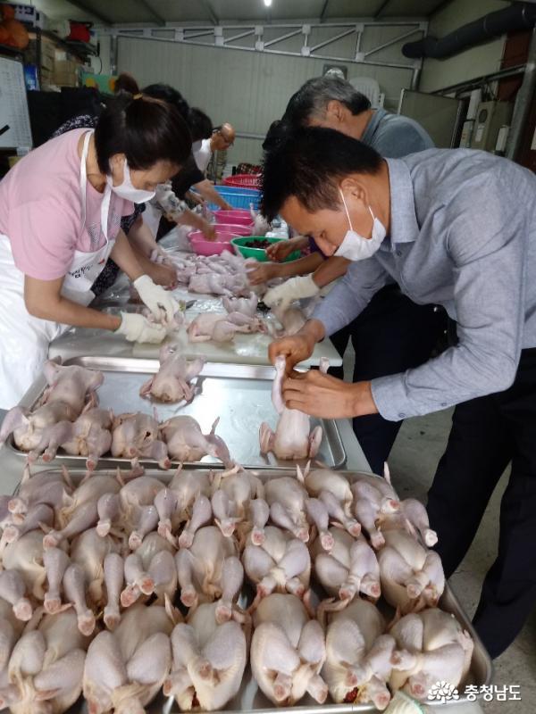 서산시 동문1동 지역사회보장협의체(공동위원장 김덕제?임영수)는 지난 14일 동문1동 행정복지센터에서 삼계탕 나눔 행사를 진행했다.