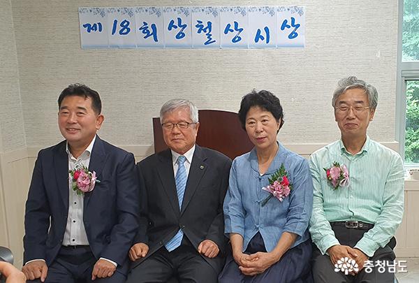 최영완 이사장과 수상자 기념촬영