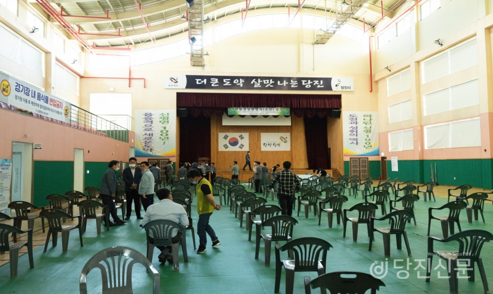 공청회의 패널 구성 등에 대한 반발로 공청회가 무산되자 주민들이 발길을 돌렸다.