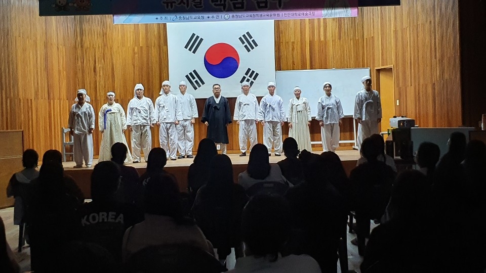“무대에 오르지 못하는 배우들...투잡, 쓰리잡은 기본” 2