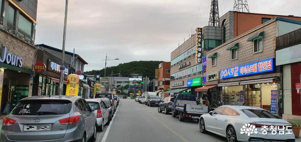 서산시 대산읍 구도심은 턱없이 부족한 주차공간과 공영주차장 부족 때문에 큰 곤란을 겪고 있다.	 