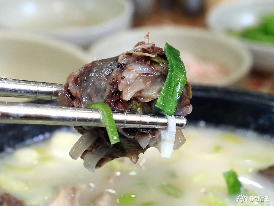 다시 순대를, 순대 맛 그대로를 느끼기 위해 새우젓 찍지 않고...