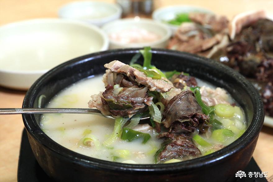 사골국물과 어우러진 순대국밥 속의 순대