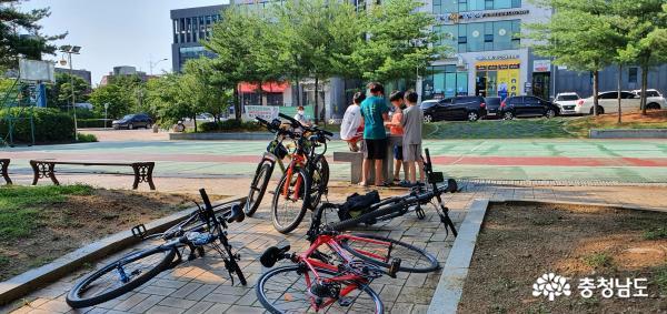  자전거 사고가 급증하는 가운데 지난 26일 초등학생들이 자전거를 잠깐 내려두고 공원에서 놀고 있는 모습.	   