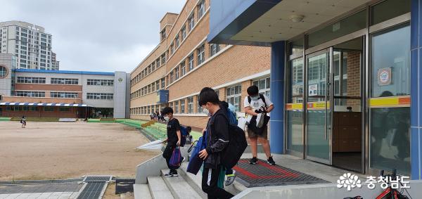 최근 학교급식이 일부 재개된 가운데 충남지역 한 초등학교에서 점심을 먹고 오후에 하교하는 학생들.