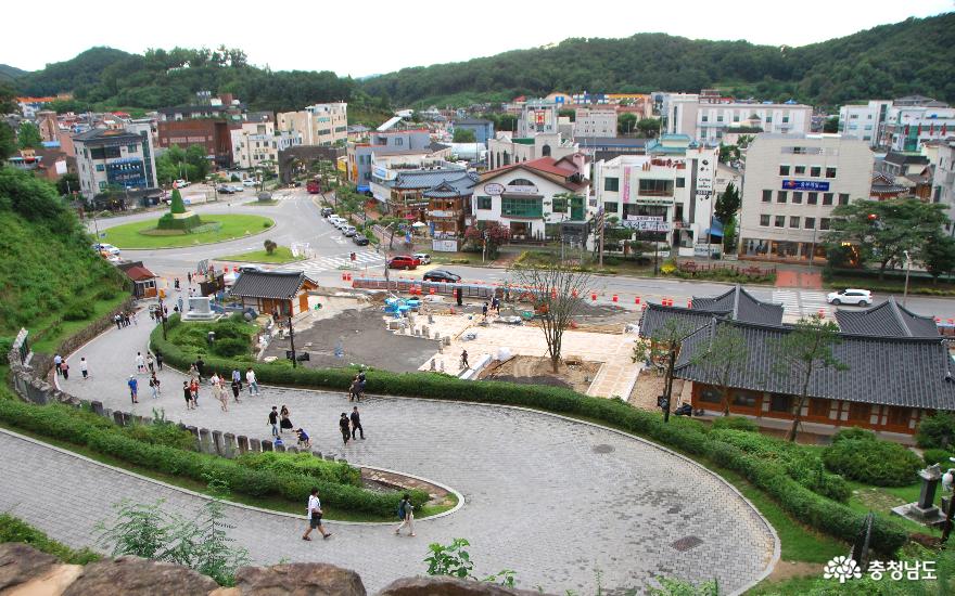 금서루(서문에 해당)와 오르는 길