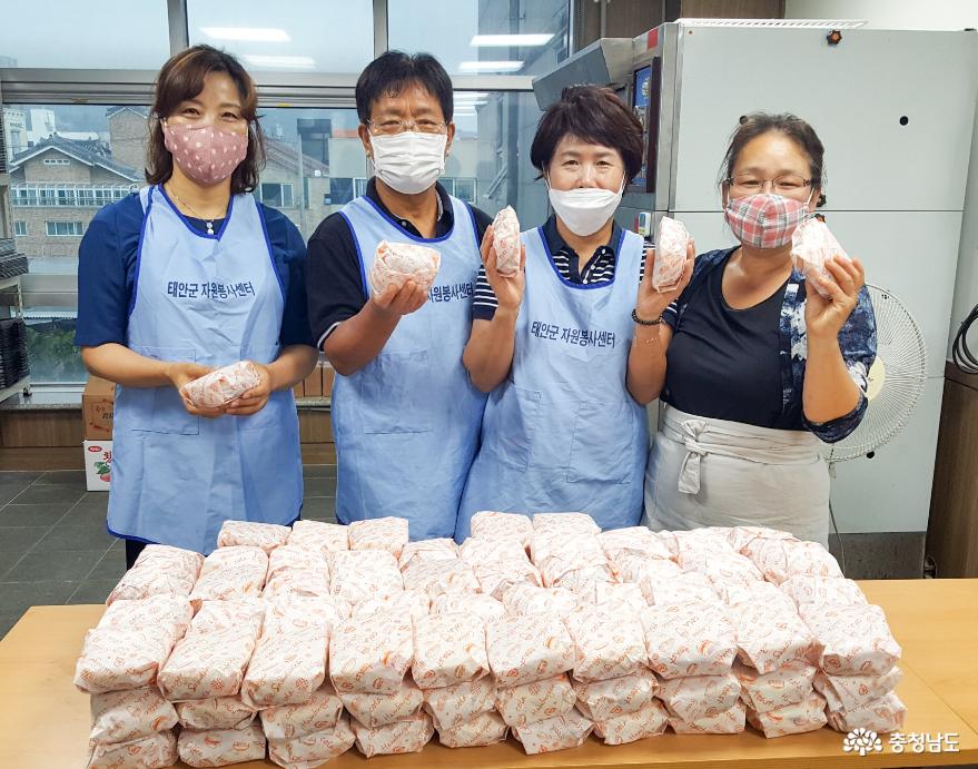 태안군자원봉사센터, ‘사랑의 햄버거·미니정원’ 봉사 나서!