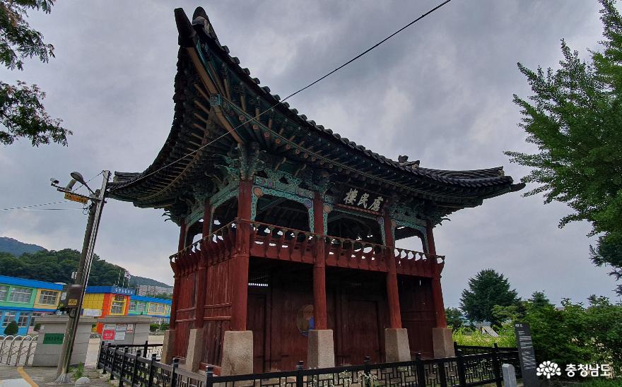 아산시 영인면 아산리 여민루(慮民樓)의 날렵한 처마선.