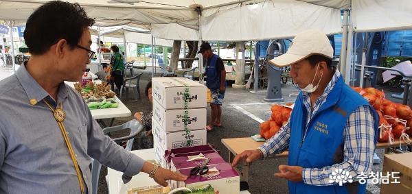 지난 7월30일 당진시 석문면 삼봉4리 마을회관 앞에서 농산물 판매를 위한 ‘목요장터’가 열렸다.	   