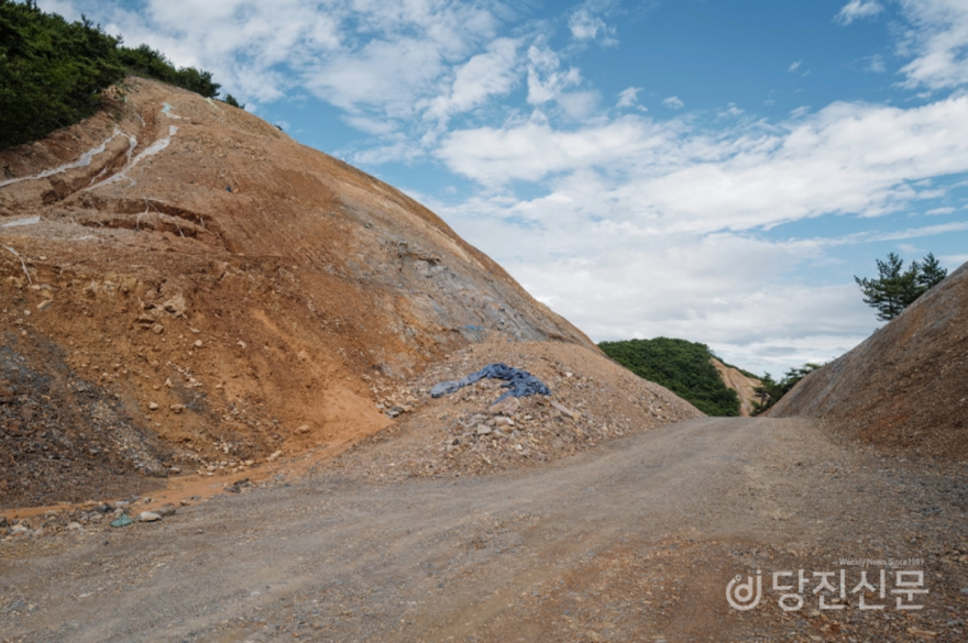 교량으로 향하는 연결도로 중 산을 절토한 공사현장. 산 사면의 보강공사가 필요하며 추가 예산 투입이 예상된다.