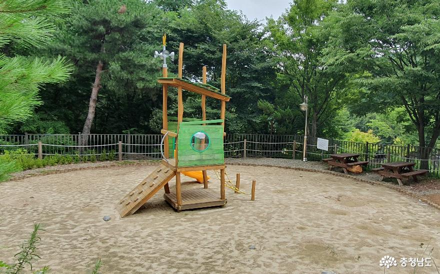 영인산 자연휴양림 캠핑장 B지구 야외놀이터. 수영장은 코로나19로 미개장.