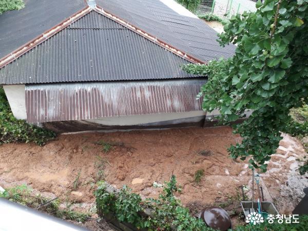 폭우 때문에 서산시 안견로 부춘산 아래 산사태까지 발생해서 민가를 덮쳤다.	        