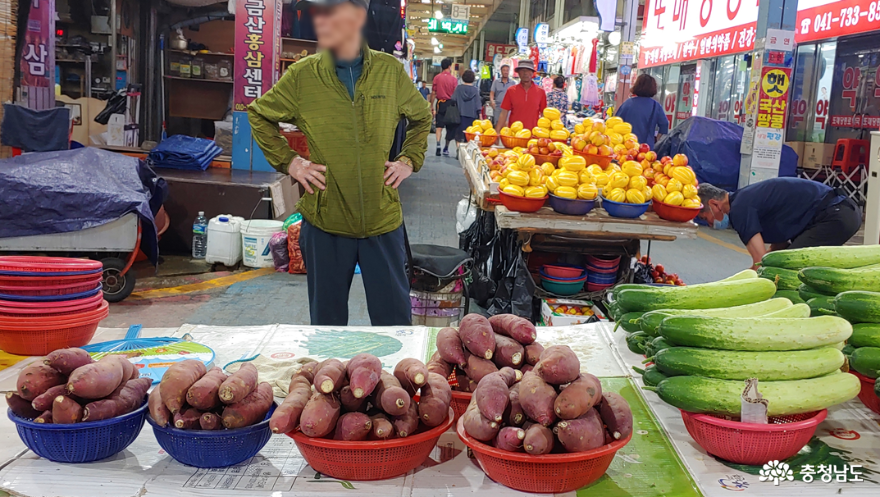 채소와 과일을 파는 시장 좌판