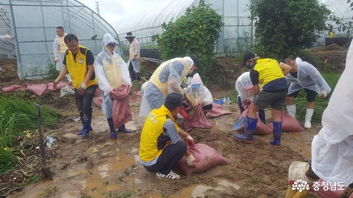 법사랑천안아산연합회, 폭우피해 농가 찾아 힘 보태