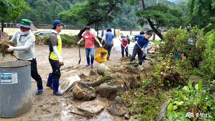 충남역사문화연구원, 호우 피해 농가 찾아 ‘구슬땀’ 3