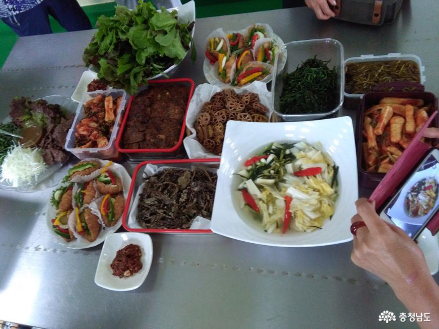 음식은 함께 먹어야 제맛이다.