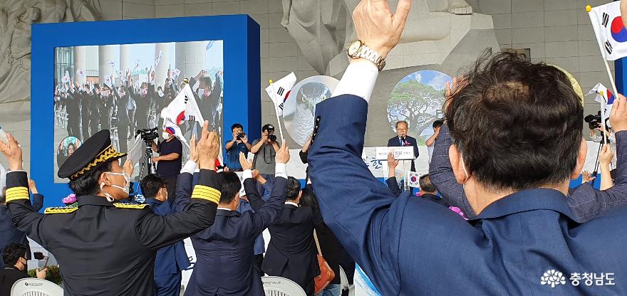 제75주년 광복절기념식에 참석인사들이 만세3창을 외치고 있다.