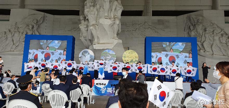 제75주년 광복절기념식 축하공연에 나선 점핑엔젤스.