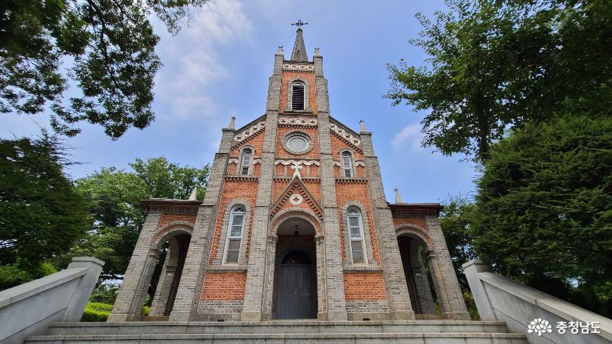 국내 가장 아름다운 성당으로 손꼽히는 아산 공세리성당