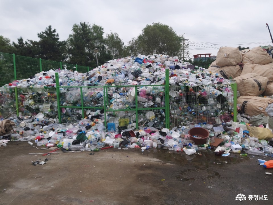 당진시자원순환센터에 쌓여 있는 플라스틱 쓰레기.