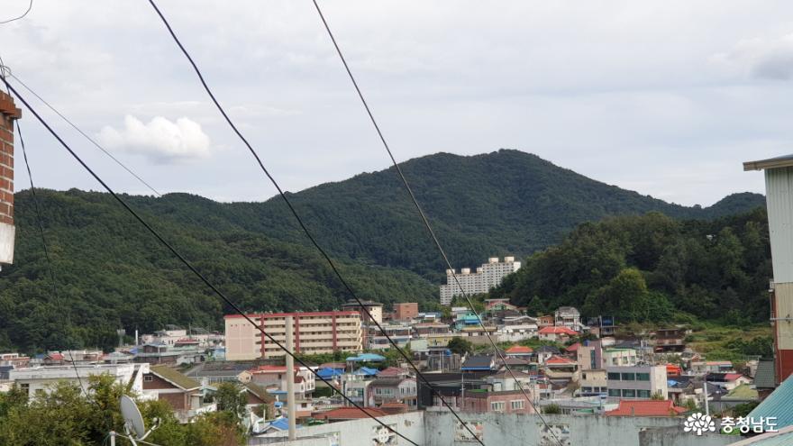 영동루에서 보이는 옥룡동 봉화대 밑 수원골