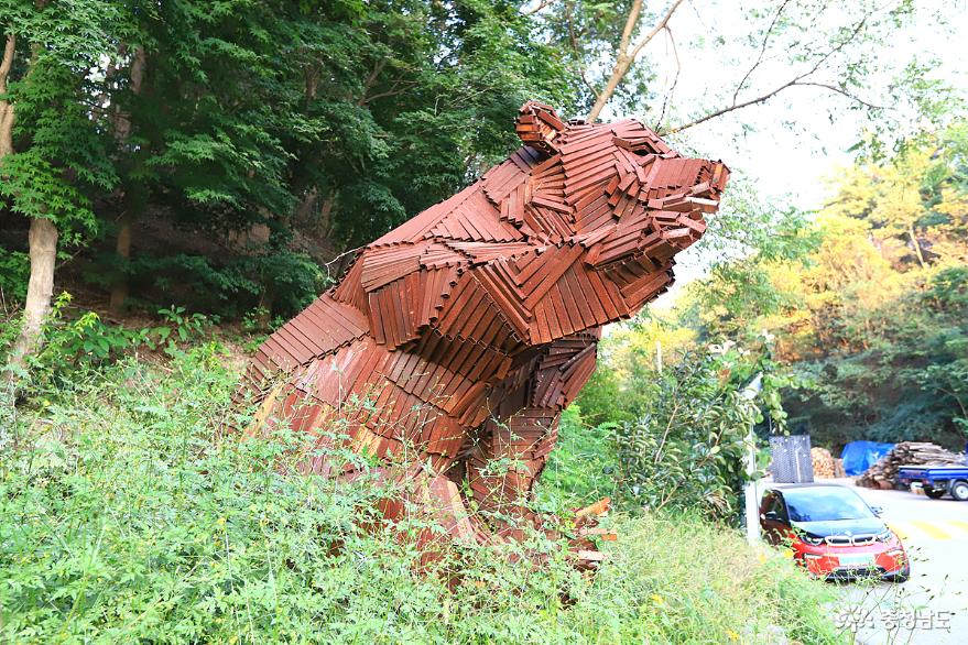 금속으로 만든 곰 형상의 작품. 공주가 곰의 고장이어서 착안한듯 하다.