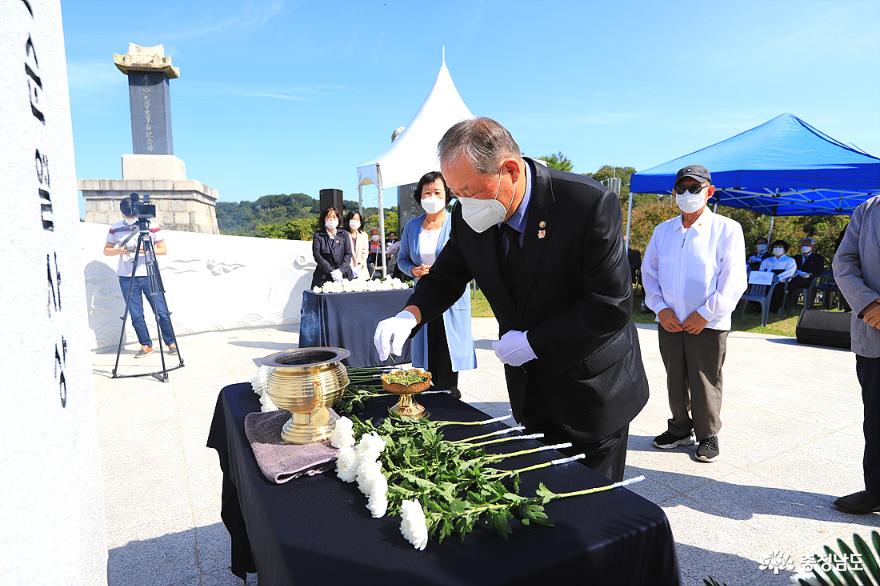 보훈 관계자의 분향.