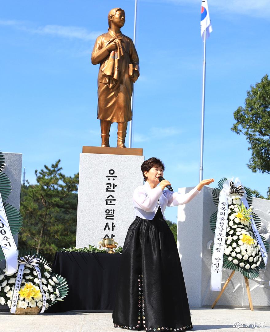 유관순 열사를 추모하는 시낭송을 하고있다.