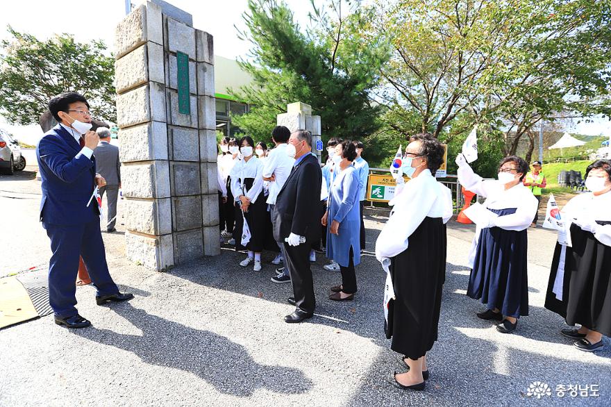 추모제 행사후 참석자들이 열사의 학창시절 다녔던 유관순 거리를 가면서 설명을 듣고 있다.