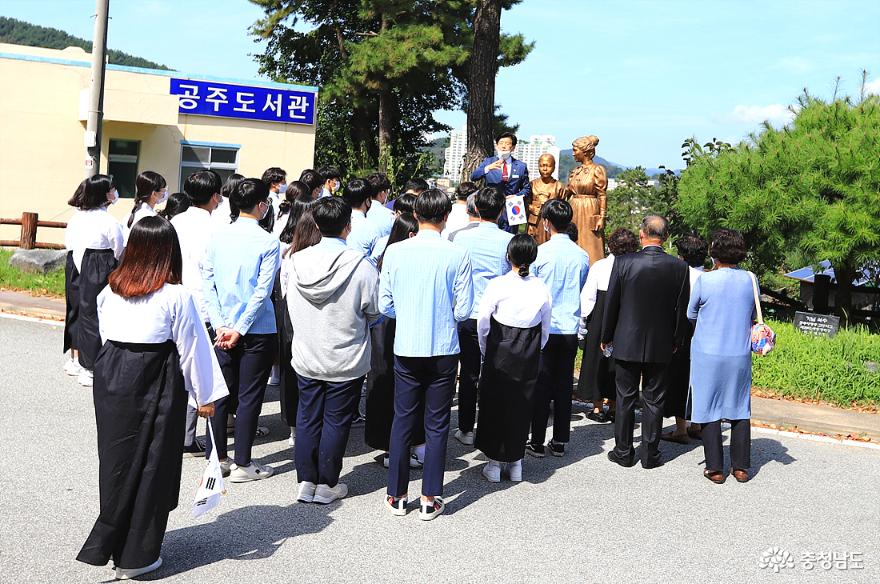 영명고 교정에 세워진 유관순-사애리시 여사 동상앞에서 설명을 듣고있다.