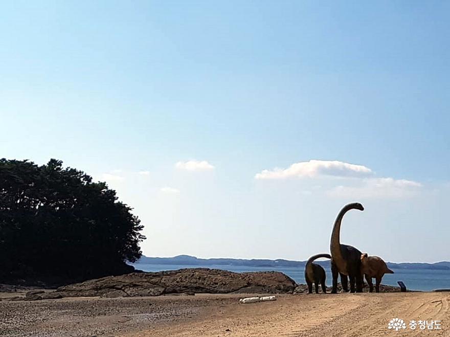 공룡발자국 화석 발견된 자리에 설치 된 공룡조형물
