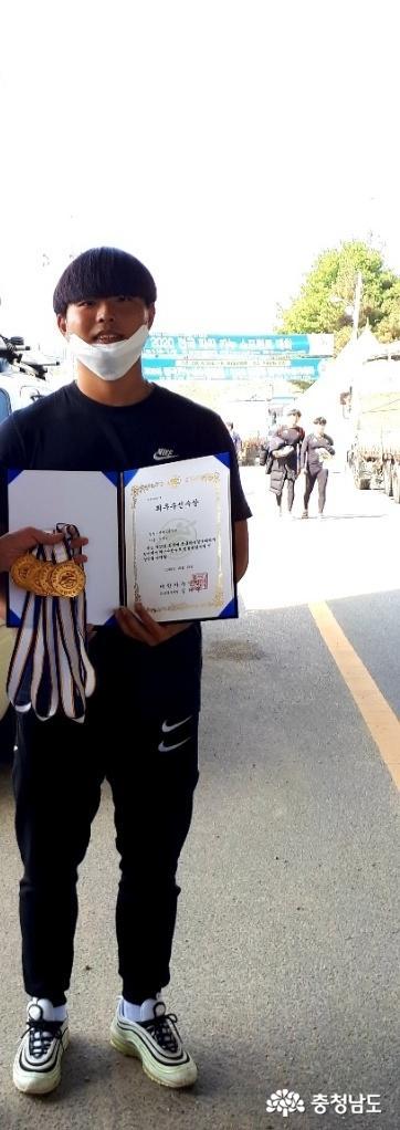 연속으로 열린 두 전국대회에서 금메달을 싹쓸이 한 노경일 선수가 최우수선수상을 수상했다.