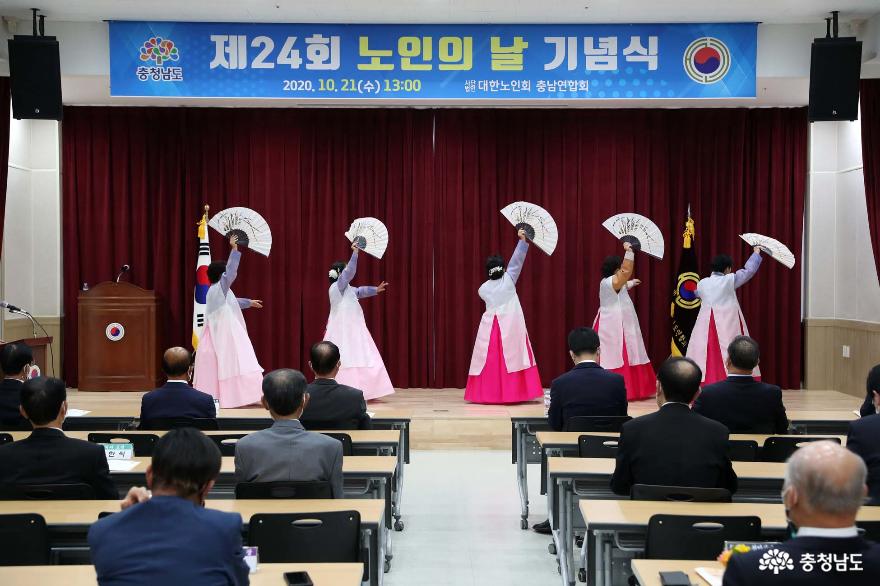 “건강하고 품위 있는 노후 보장 힘쓸 것” 사진