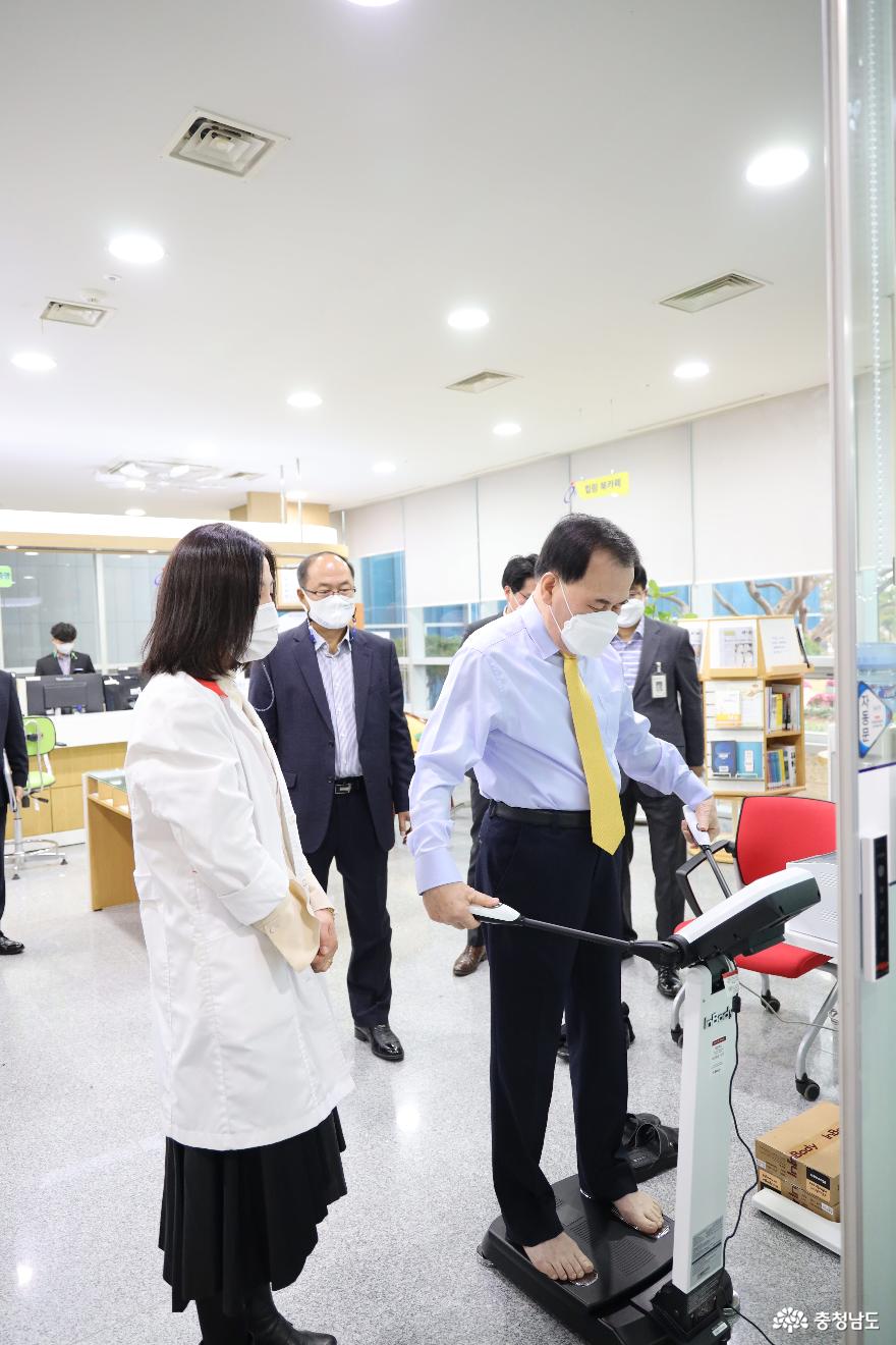충남교육청, 민원봉사실 내 ‘건강측정코너’ 운영 사진