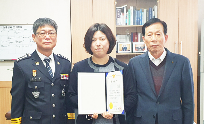 박은영 계장이 지난 23일 아산경찰서장 감사장을 받았다. 좌측부터 고재권 아산경찰서장, 박은영 계장, 박종호 조합장