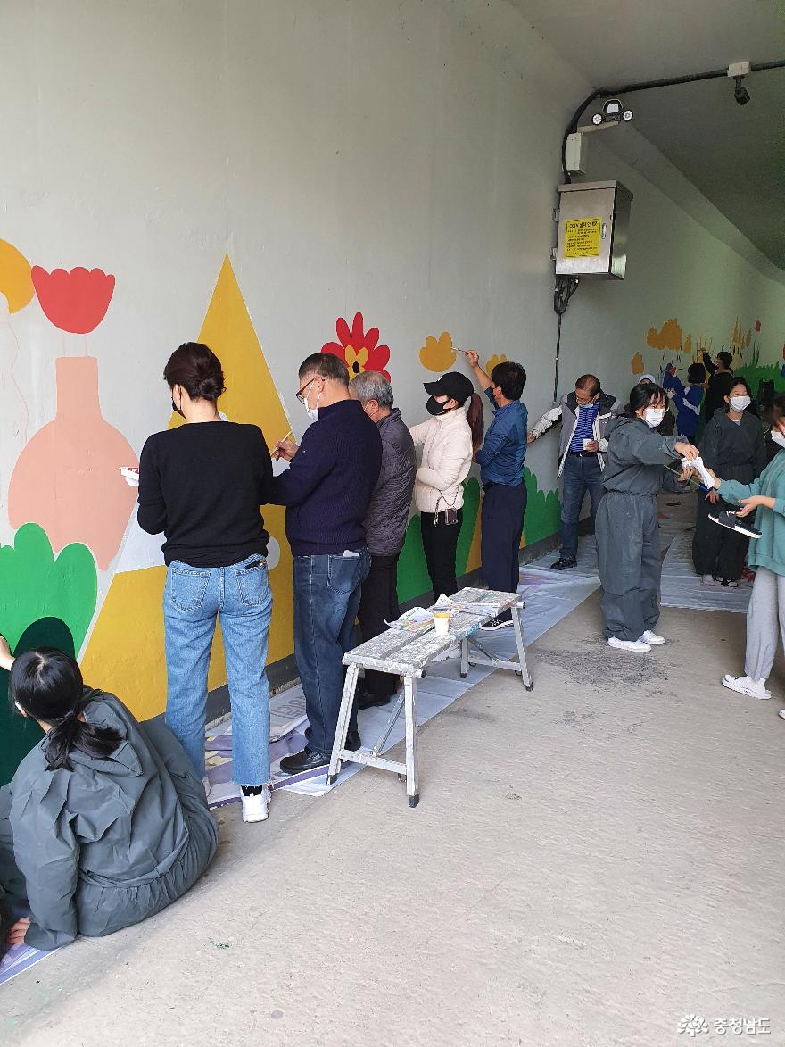 자원봉사자들의 벽화 작업 모습	   