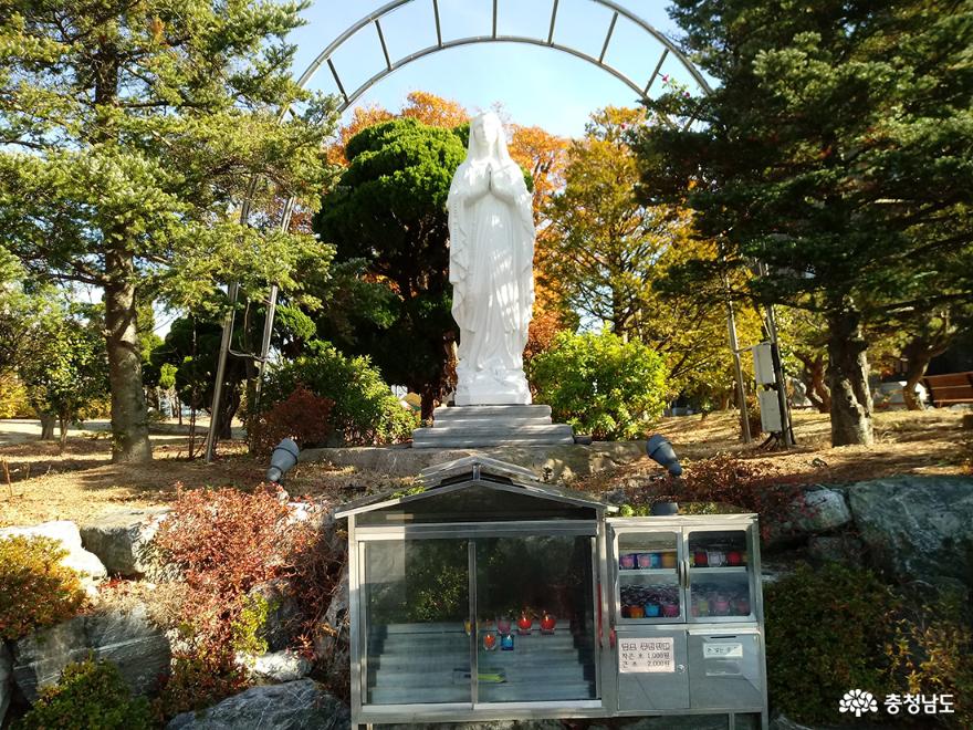 태안성당 성모마리아상의 평화로운 모습