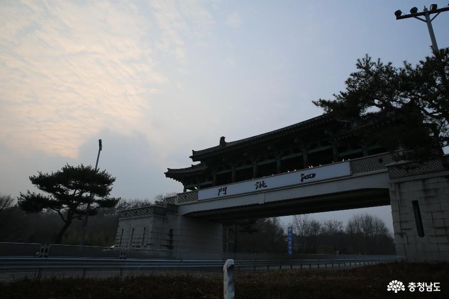 부여의 입구 사비문에서 만나는 부여와 한국전쟁기념탑
