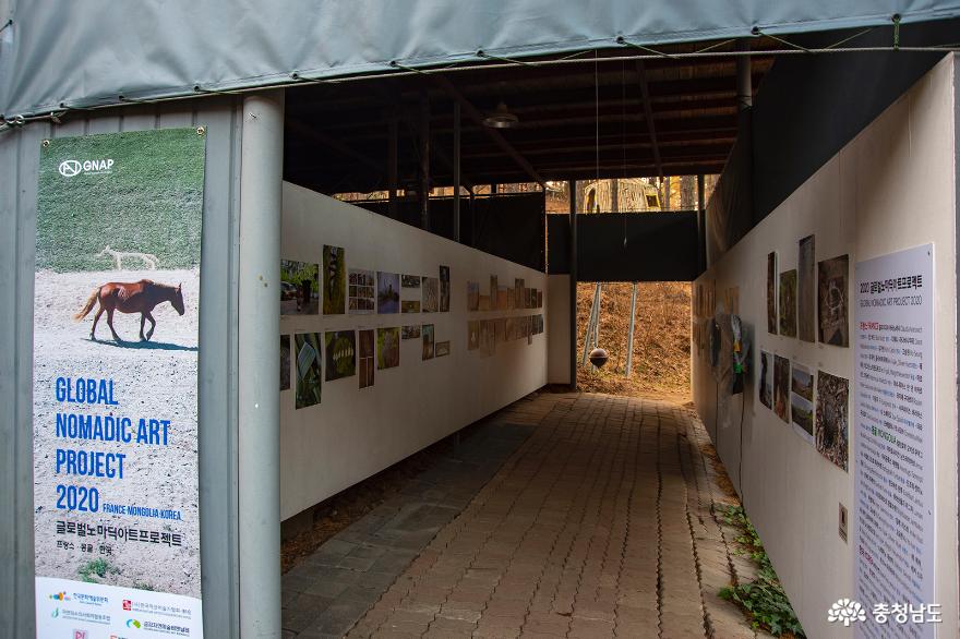 숲속 예술작품 공주 연미산 자연미술공원 사진