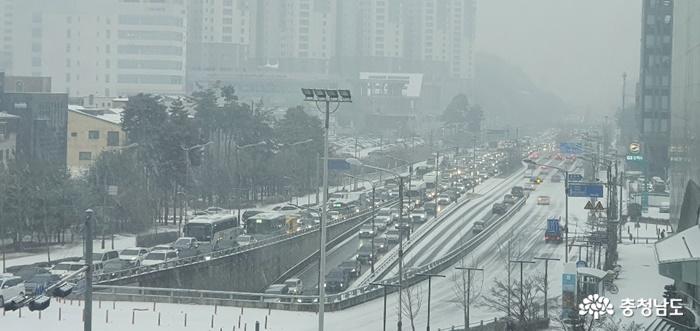 출근길 시민들 막아선 ‘눈발’…곳곳에서 거북이 운행, 대중교통도 마비 직전