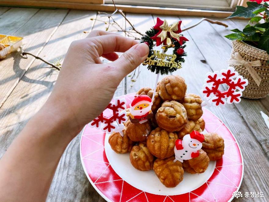 천안명물 호두과자로  만드는 크리스마스트리 케이크 사진